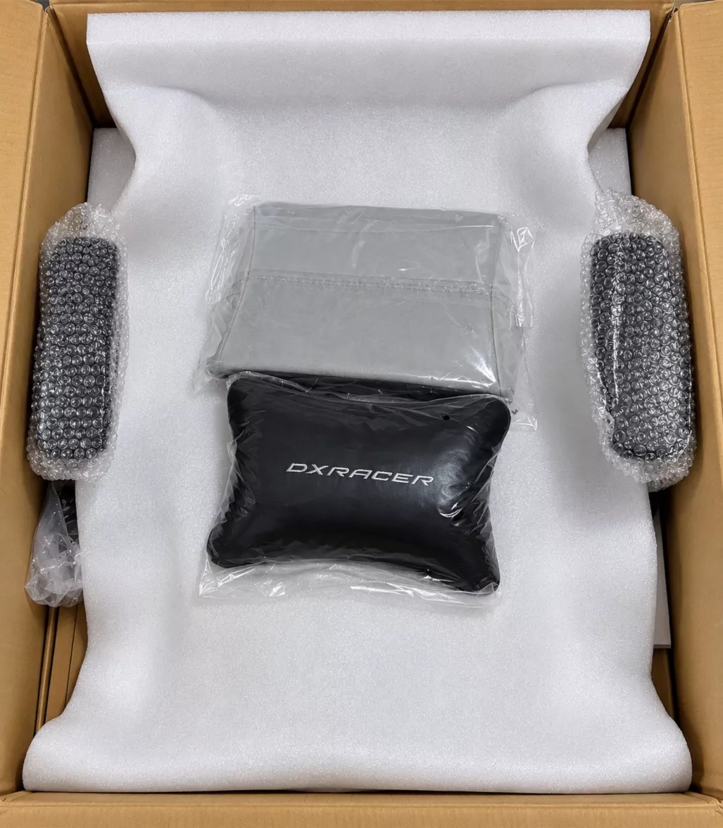 Accessoires de la chaise DXRacer Drifting calés dans la mousse