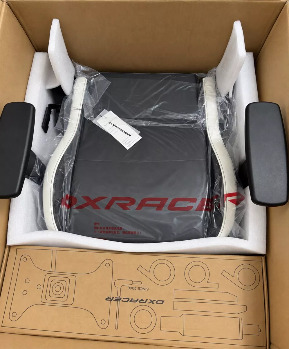 Assise et accoudoirs de la chaise DXRacer Drifting dans le carton