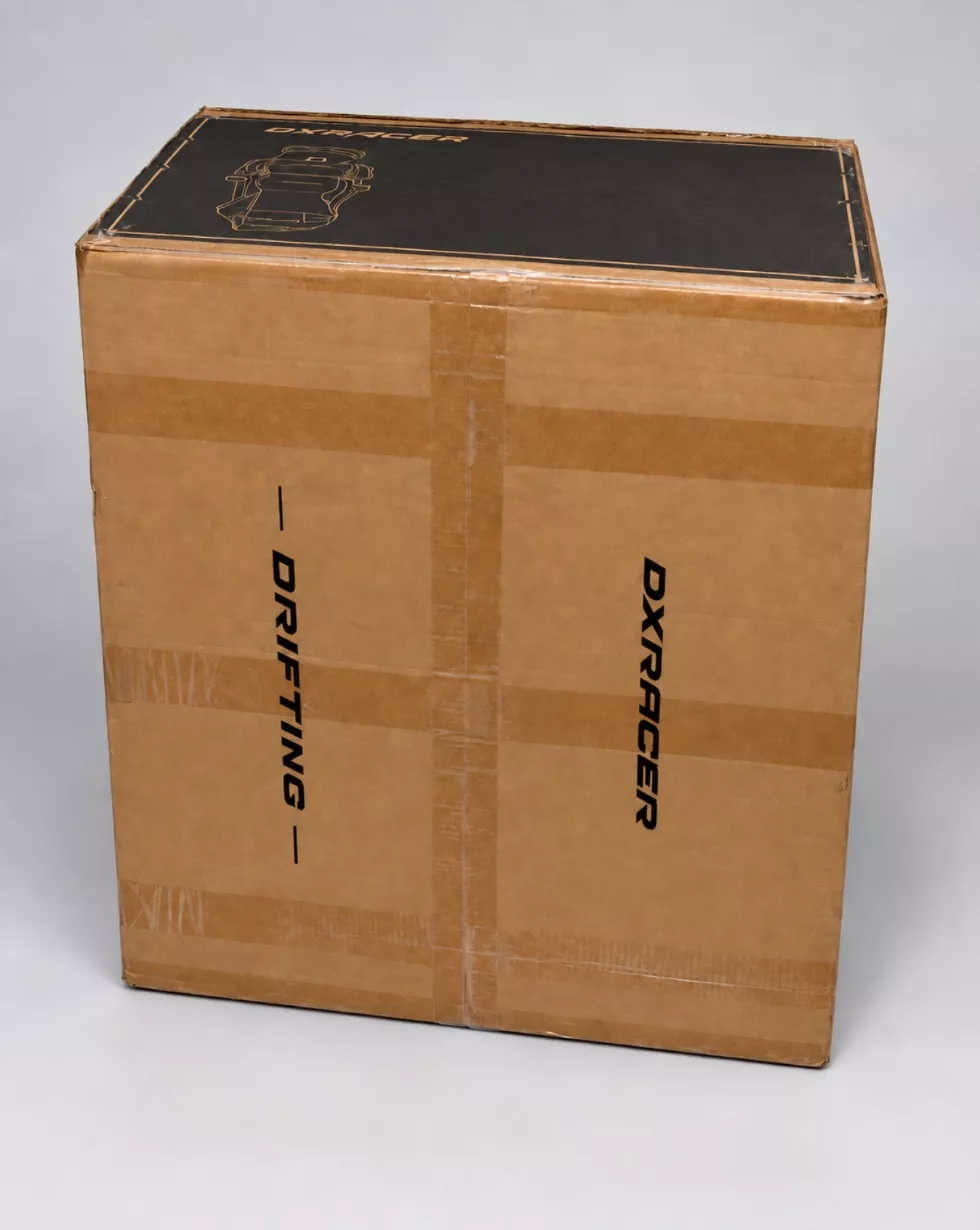Carton de la chaise gaming DXRacer Drifting Final Fantasy VII Rebirth, fermé