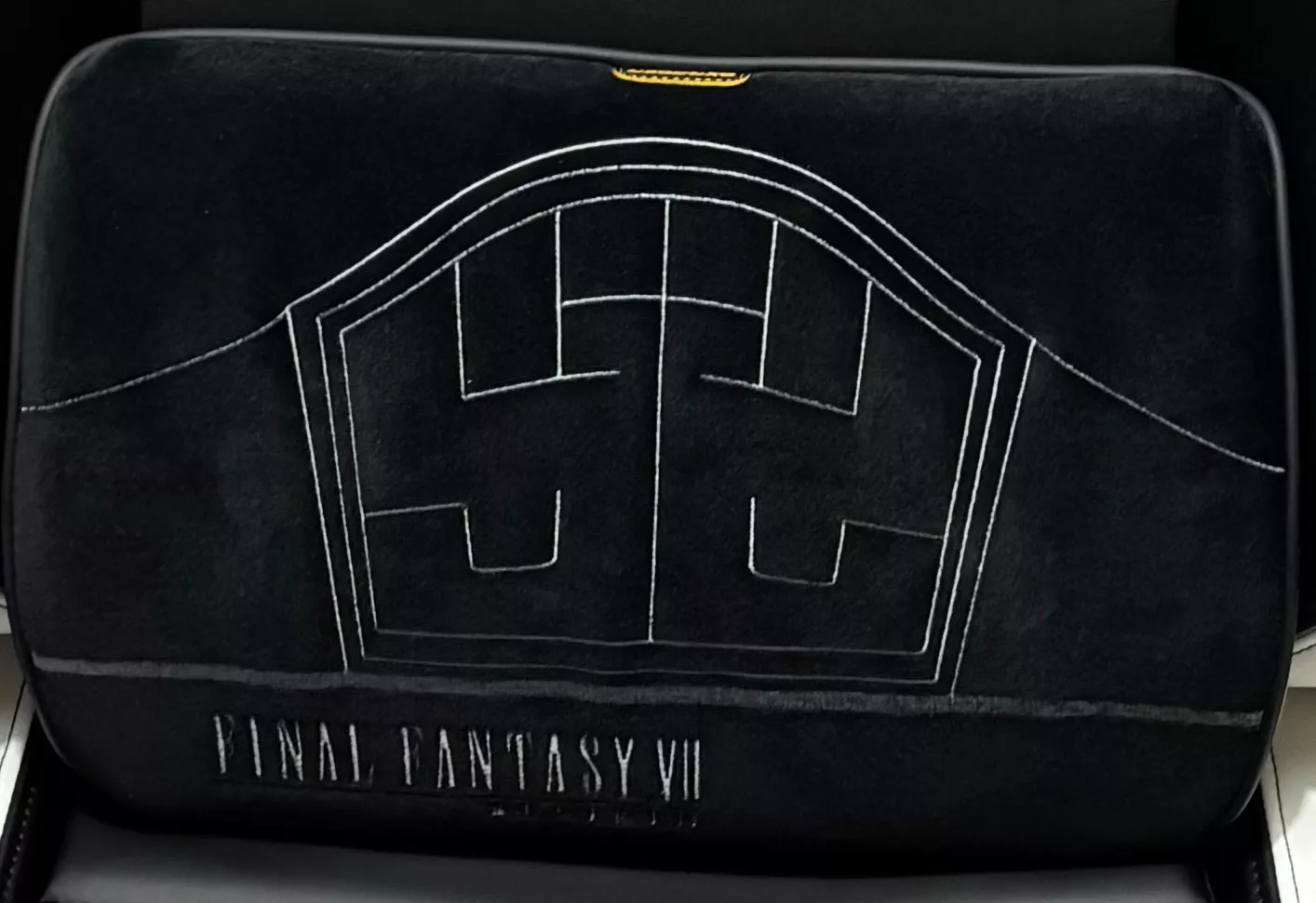 Coussin lombaire en suédine avec le logo Shinra brodé