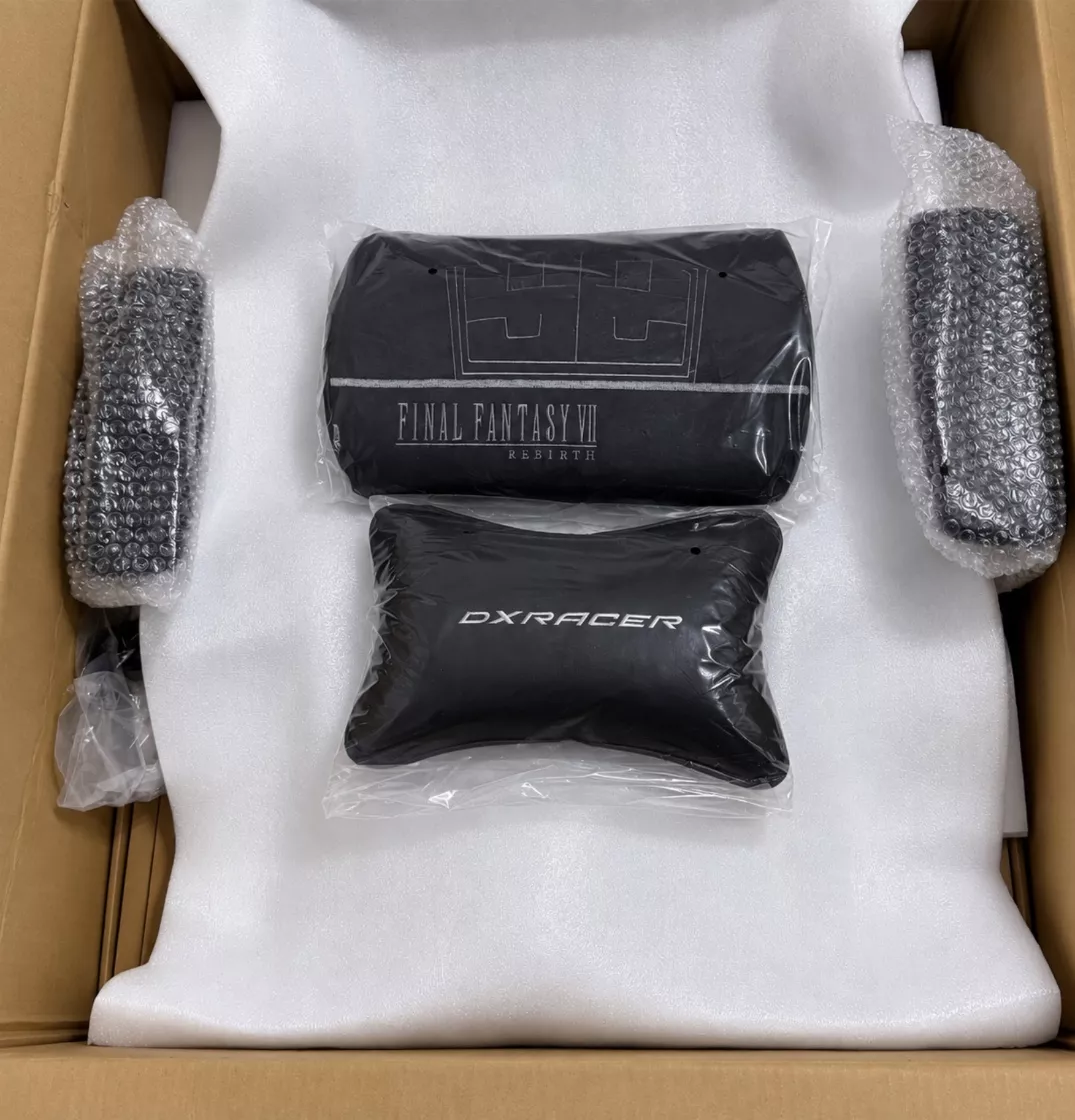 Coussin lombaire Shinra et appuie-tête DXRacer Final Fantasy VII emballés