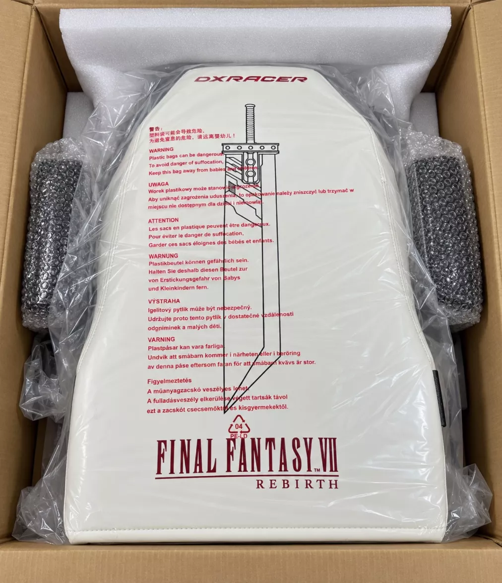Dossier de la chaise DXRacer Final Fantasy VII Rebirth dans son sac imprimé Buster Sword