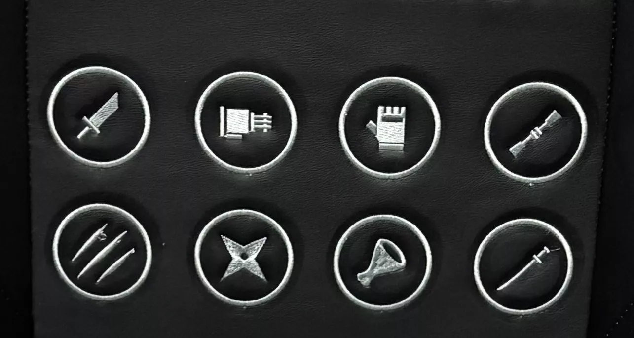 Les huit médaillons brodés des personnages de Final Fantasy VII Rebirth sur le dossier