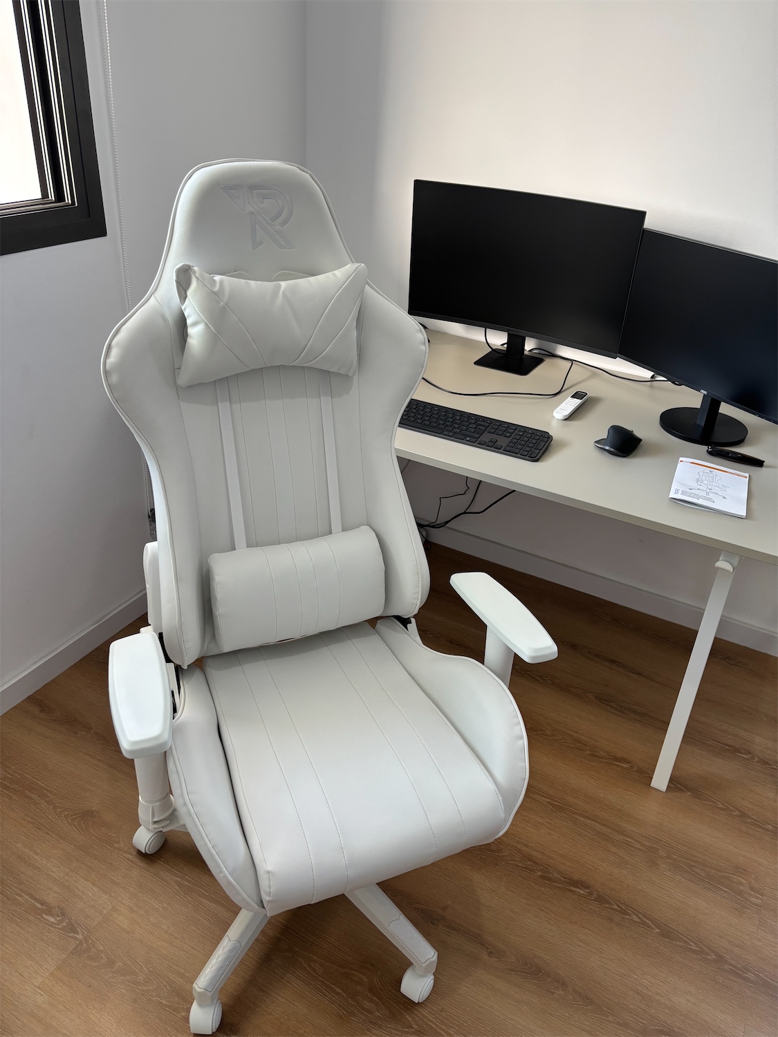 La Ranqer Felix blanche installée devant un bureau avec deux écrans