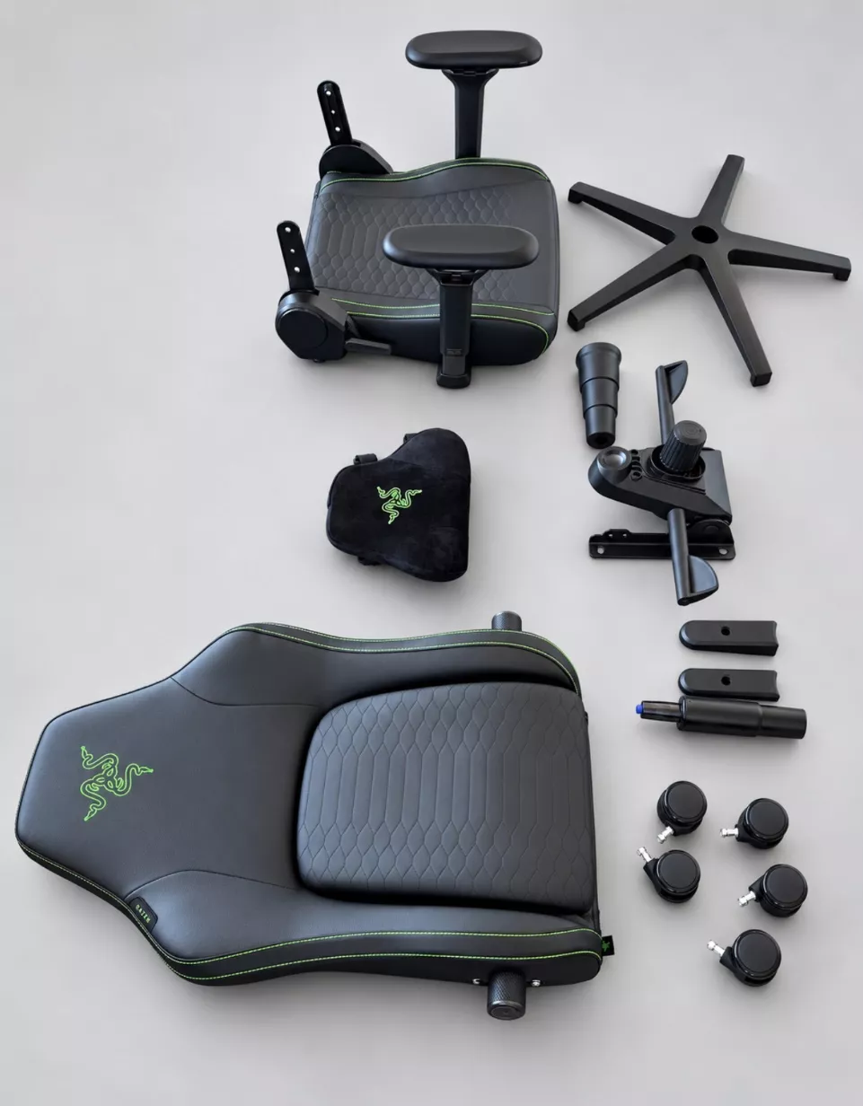 Toutes les pièces de la Razer Iskur V2 NewGen étalées au sol avant le montage